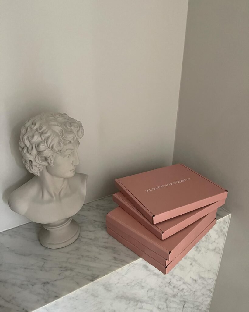 Roze Wegwerphanddoeken.nl dozen op marmeren presentatiemeubel